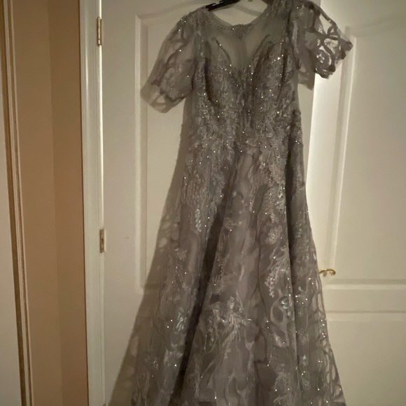 Flowing Gown for mother of the bride or groom. Color gray, beaded. Size 14-16 - Picture 2 of 16